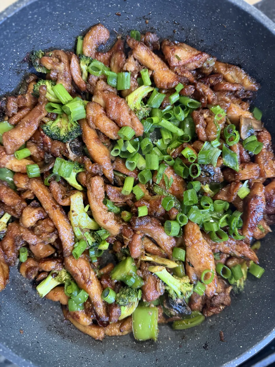 Chicken in soy sauce with veggies